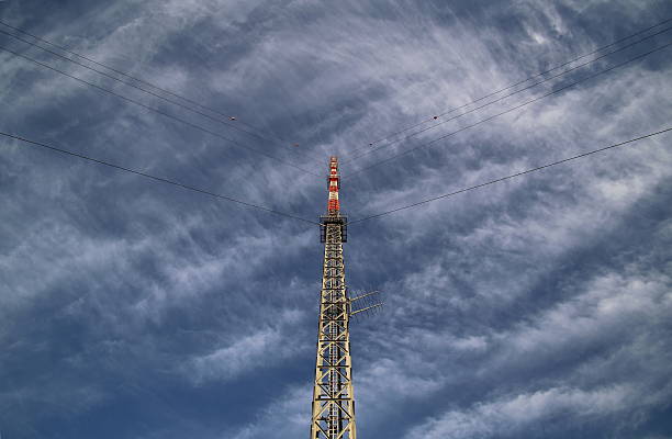 funkturm rojo y blanco en ángulo inusual - image date audio fotografías e imágenes de stock