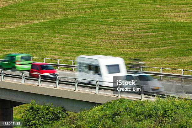疾走する車で高架道路の上の緑の丘 - アクションショットのストックフォトや画像を多数ご用意 - アクションショット, バス, 交通輸送