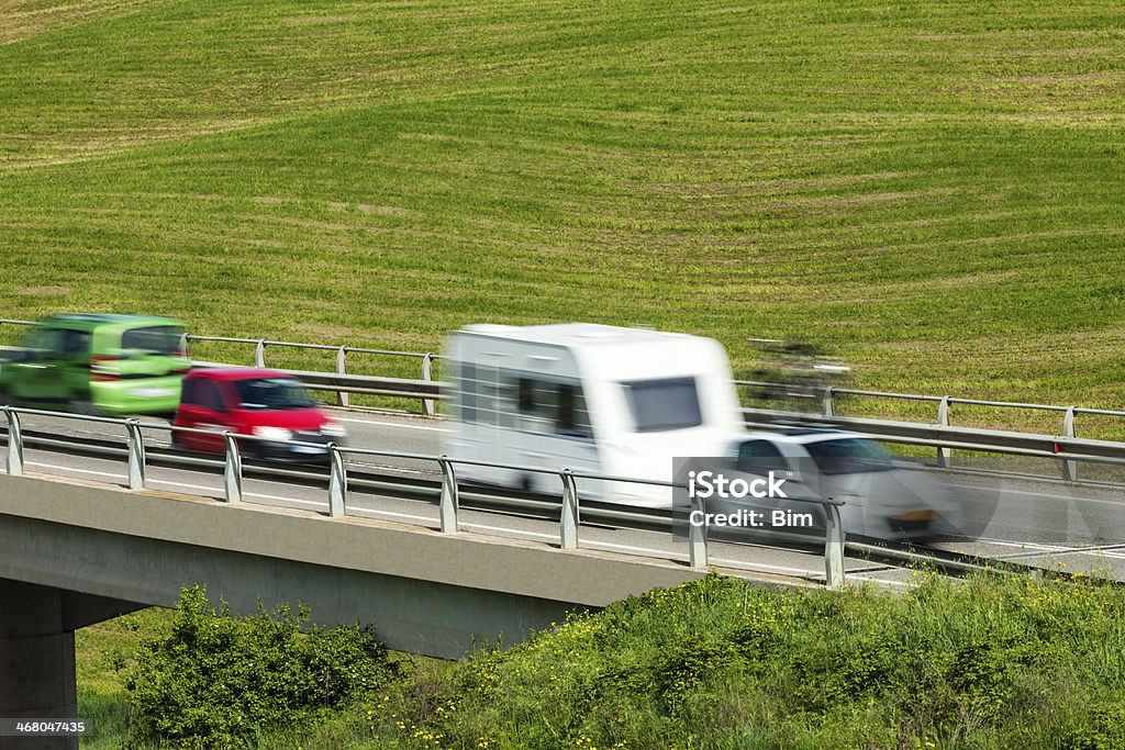 Carro de velocidade na estrada elevado sobre verde Hills - Royalty-free Ao Ar Livre Foto de stock