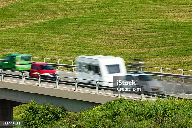 Carro De Velocidade Na Estrada Elevado Sobre Verde Hills - Fotografias de stock e mais imagens de Ao Ar Livre