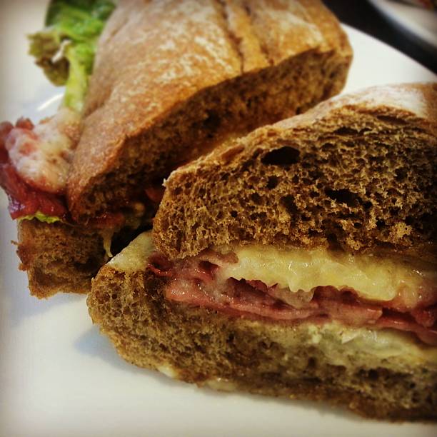sándwich de jamón, queso & - food mobilestock bread brown bread fotografías e imágenes de stock