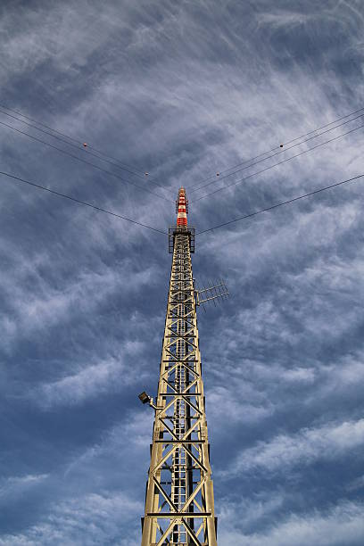 torre de rádio de vermelho e branco em ângulo diferente - image date audio - fotografias e filmes do acervo