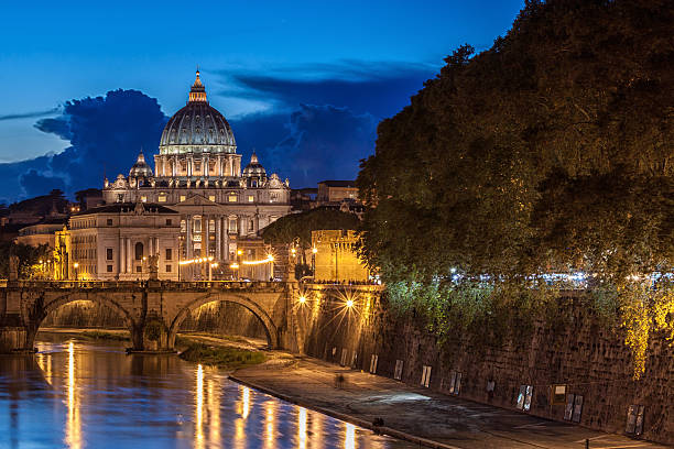 basílica de são pedro durante a noite, em roma, itália - rome italy vatican st peters basilica - fotografias e filmes do acervo