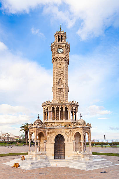 izmir, konak vista piazza con storica torre dell'orologio - izmir turkey konak clock tower foto e immagini stock