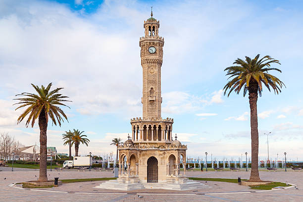 пустой konak номер с видом на площадь и историческая башня с часами. измир - clock tower фотографии стоковые фот�о и изображения