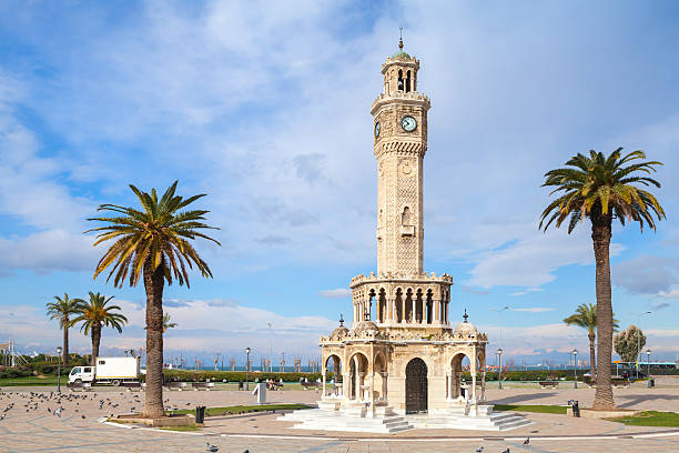 konak pies cuadrados con vista a la calle de la antigua torre del reloj de izmir - izmir turkey konak clock tower fotografías e imágenes de stock