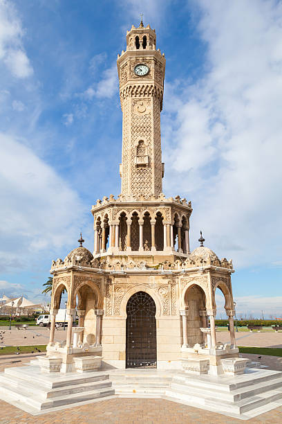 konak vista piazza con storica torre dell'orologio, izmir, turchia - izmir turkey konak clock tower foto e immagini stock