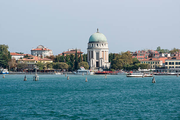 лидо остров набережной летом venice - lido стоковые фото и изображения