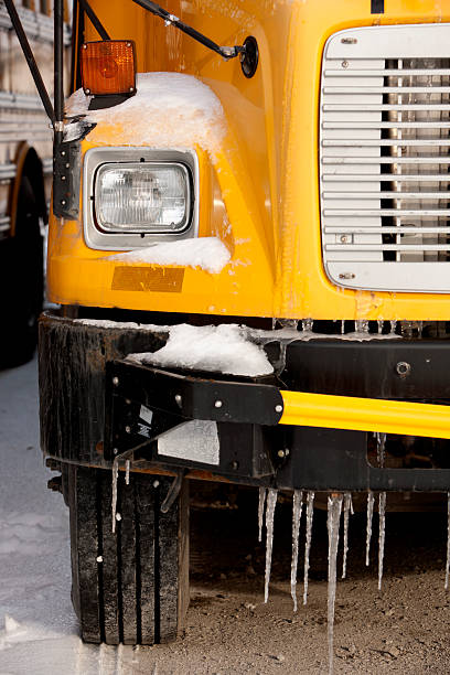 los autobuses escolares cubierto de hielo - public transportation winter bus front view fotografías e imágenes de stock