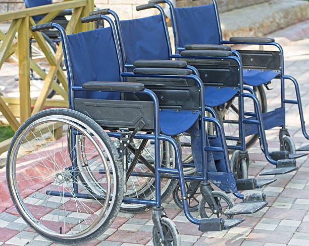 cadeiras de rodas, estacionado no lado de uma estrada - paralytic - fotografias e filmes do acervo