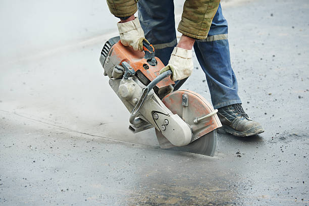 operaio edile con troncatura macchina - jackhammer road construction construction worker road foto e immagini stock