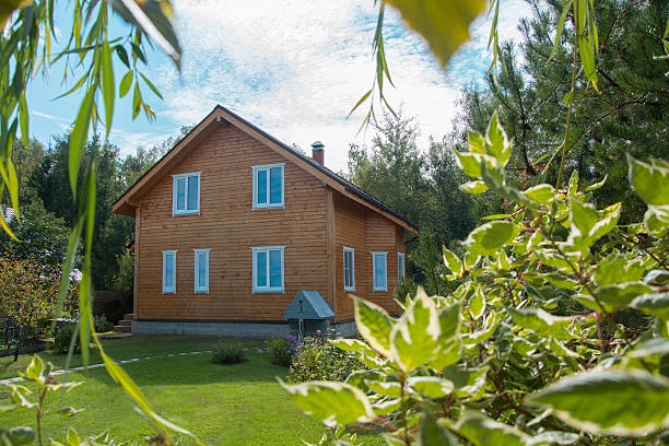 casa na zona rural no verão. a região de moscou. a rússia. - izba - fotografias e filmes do acervo