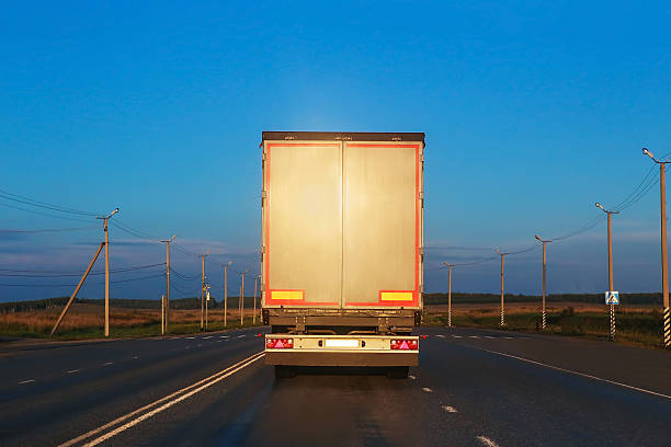 camion va sulla strada - bumper foto e immagini stock