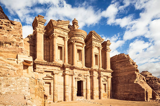 ad deir (o mosteiro)-petra/jordan - jordânia imagens e fotografias de stock