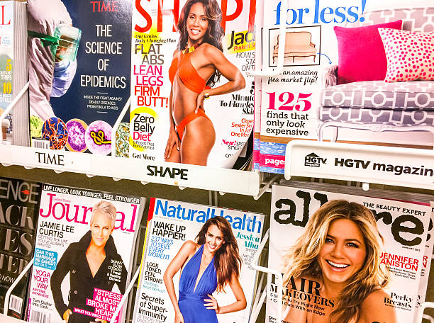 женщины, журналы для продажи на газетный киоск - allure magazine стоковые фото и изображения