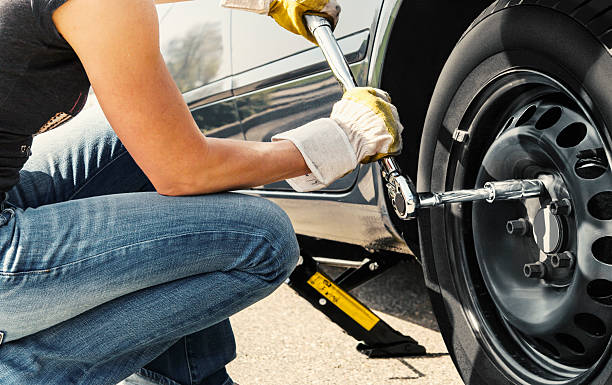 女性更衣タイヤ車 - adjustable wrench 写真 ストックフォトと画像