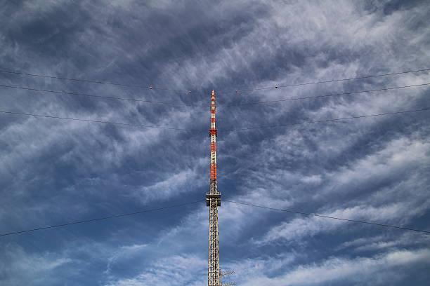 funkturm rojo y blanco en ángulo inusual - image date audio fotografías e imágenes de stock