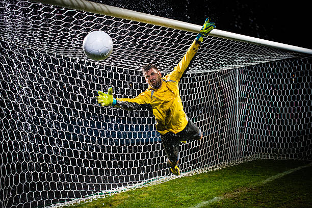 piłka nożna bramkarz skakać na - penalty soccer penalty shoot out goalie zdjęcia i obrazy z banku zdjęć