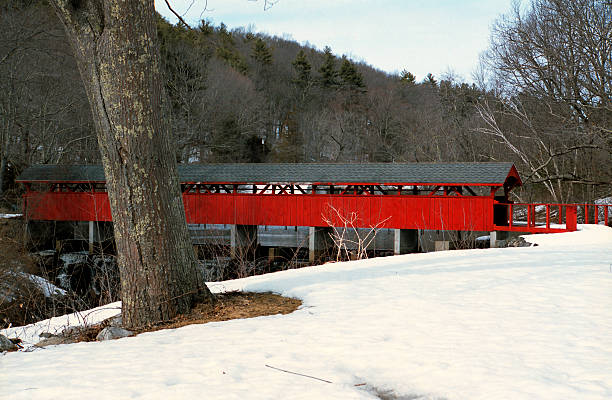 Puente cubierto, rojo - foto de stock