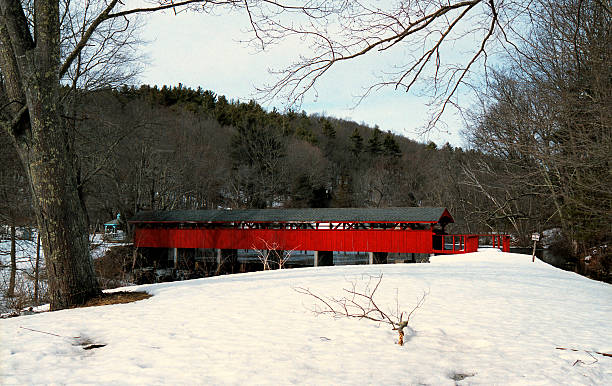 Puente cubierto, rojo - foto de stock