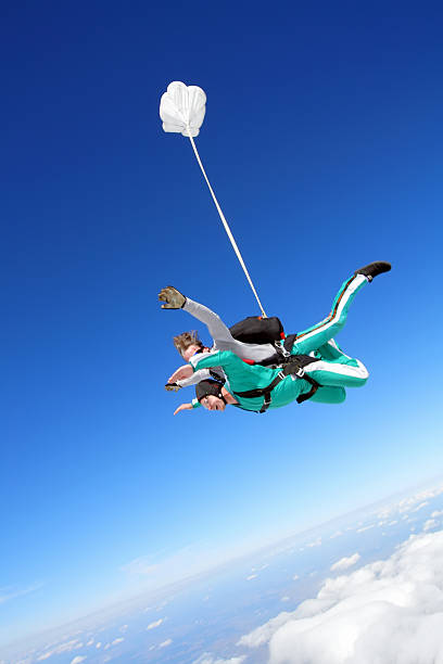 tandem de skydiving - skydiving tandem parachute parachuting imagens e fotografias de stock