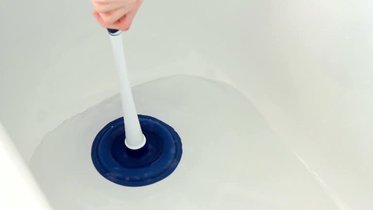 cleaning bath with plunger