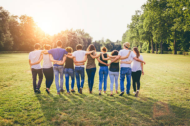 groupe d'amis marcher ensemble - helping community photos et images de collection