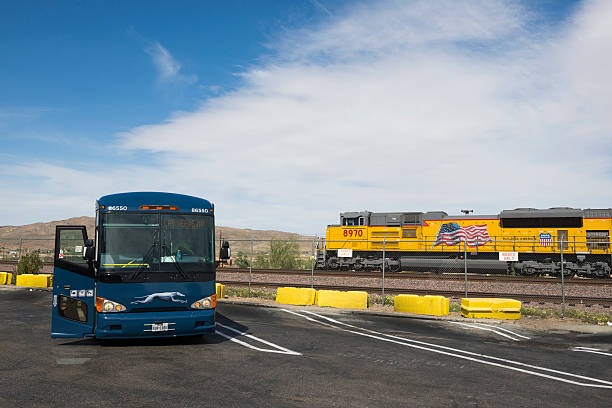 greyhound bus 및 동성혼 레알레스 철도용 - motor vehicle road trip western usa southern california 뉴스 사진 이미지