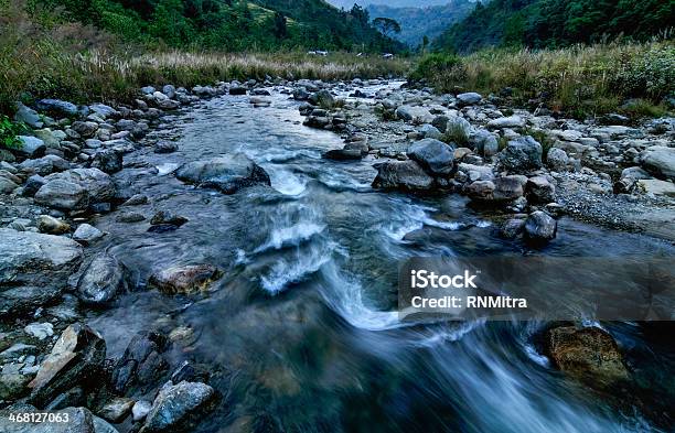 Река Вода Течет Через Скалы На Закате Сикким Индия — стоковые фотографии и другие картинки Абстрактный