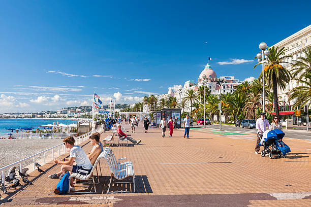 inglês em nice promenade - city of nice france beach promenade des anglais - fotografias e filmes do acervo