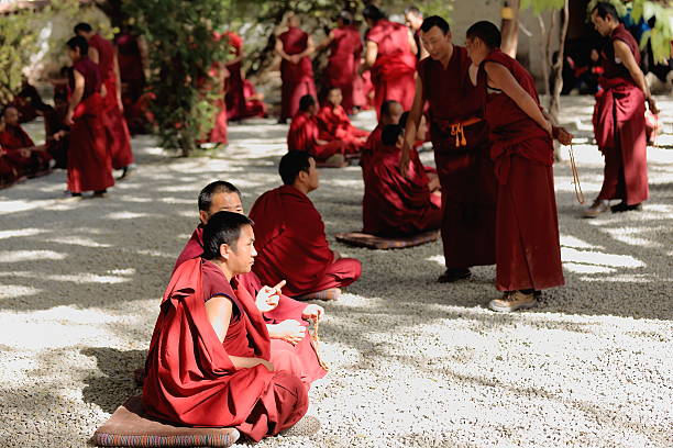 monjes en debate. sera monasterio de tíbet. 1274 - lamaism fotografías e imágenes de stock
