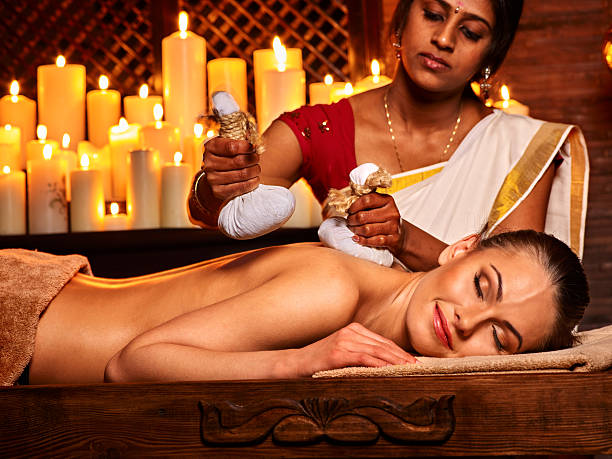 mujer con una sesión de masajes con bolsa de arroz - ayurveda massaging spa treatment massage oil fotografías e imágenes de stock