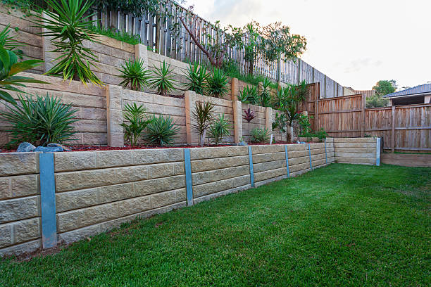 Retaining wall Multi level retaing wall with plants in backyard retain stock pictures, royalty-free photos & images