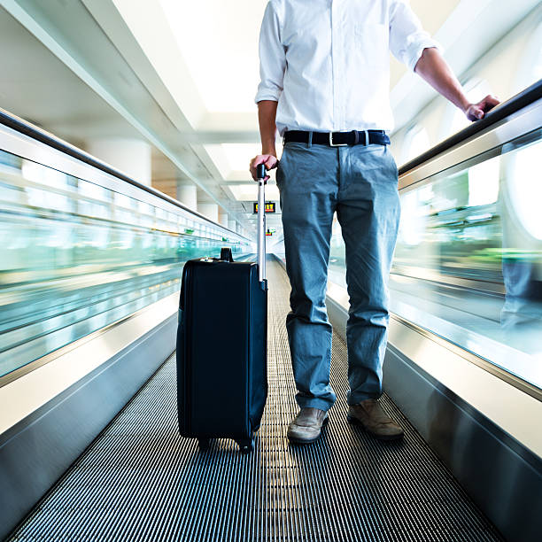 на speedwalk - moving walkway escalator airport walking стоковые фото и изображения