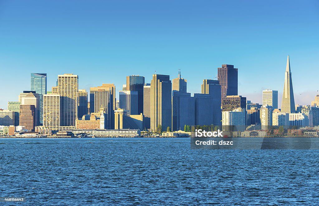 skyline di paesaggio urbano di San Francisco bay panorama con copyspace acqua cielo - Foto stock royalty-free di Acqua