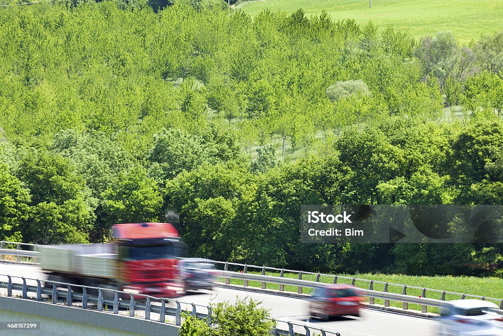 Carros e caminhão dirigindo rápido na Country Road, Toscana, Itália - Foto de stock de Caminhão royalty-free