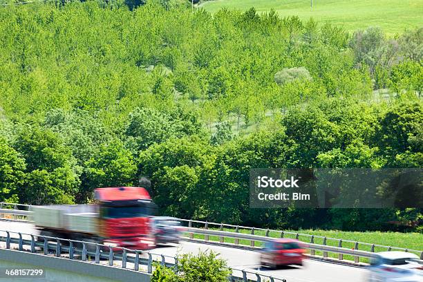 Foto de Carros E Caminhão Dirigindo Rápido Na Country Road Toscana Itália e mais fotos de stock de Caminhão