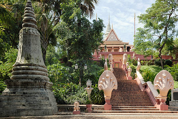 templo wat phnom - stupa - fotografias e filmes do acervo