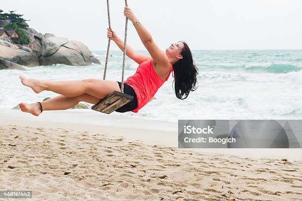 Australiano Jugando Hermosa Mujer Sonriente Columpio De Playa En Tailandia Foto de stock y más banco de imágenes de 20 a 29 años
