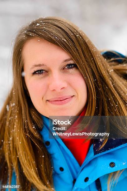 Snowfall Bliss - Fotografie stock e altre immagini di Abiti pesanti - Abiti pesanti, Adulto, Allegro