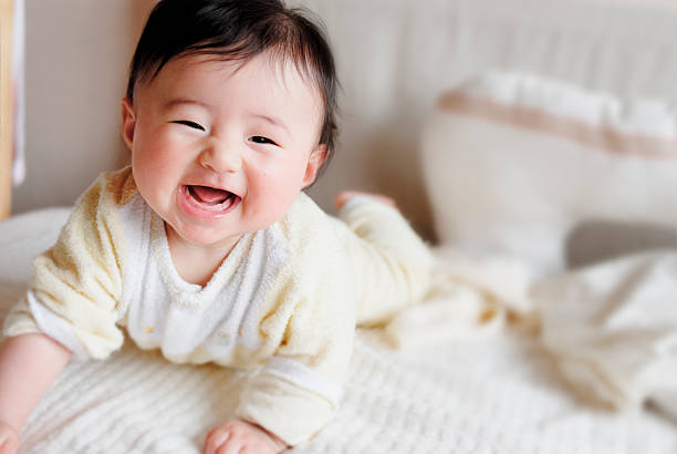 笑う赤ちゃん - acostado boca abajo fotografías e imágenes de stock
