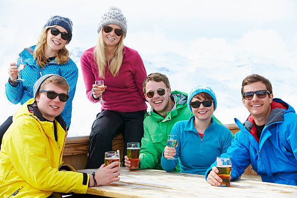 grupo de amigos, desfrutando de uma bebida no bar no resort de esqui - apres ski ski restaurant mountain - fotografias e filmes do acervo