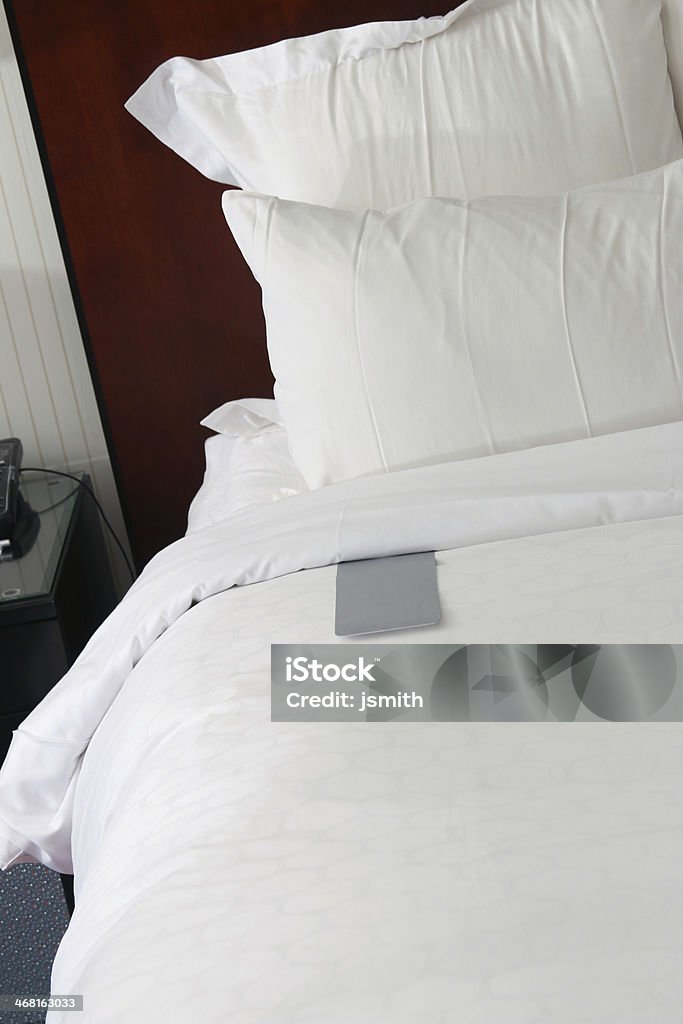 Cama de Hotel com almofadas e telefone - Royalty-free Almofada - Roupa de Cama Foto de stock