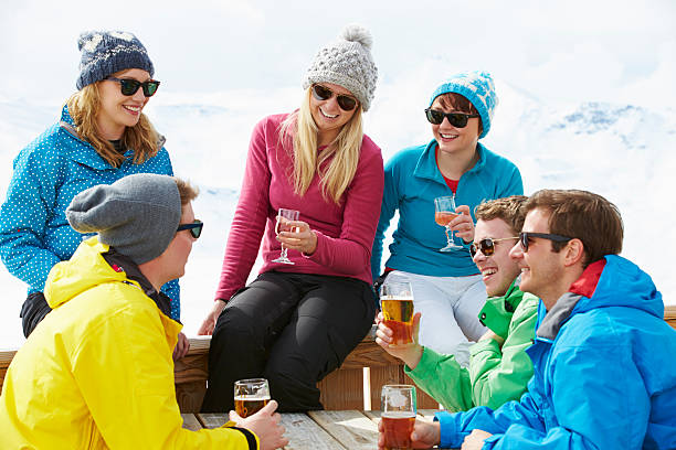 gruppe von freunden genießen sie drink in bar in ski resort - beer ski apres ski snow stock-fotos und bilder