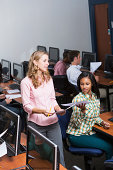 weibliche-lehrer-im-computerraum-weiterg