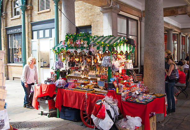 tabouret de souvenirs. marché de covent garden, à londres - market wealth famous place travel destinations photos et images de collection