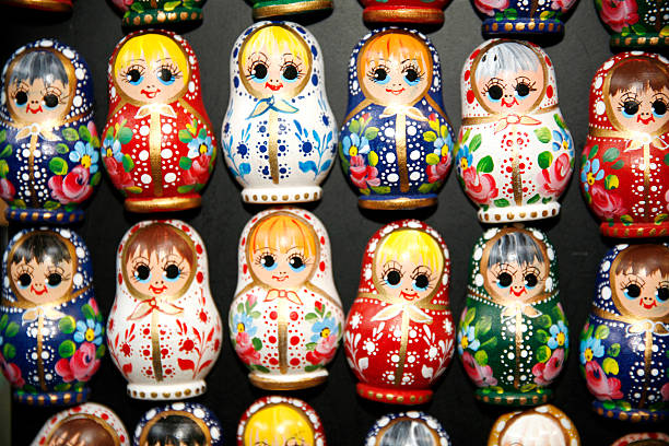 nidificação colorido bonecas russas matreshka ímãs de geladeira - russian nesting doll babushka doll large group of objects - fotografias e filmes do acervo