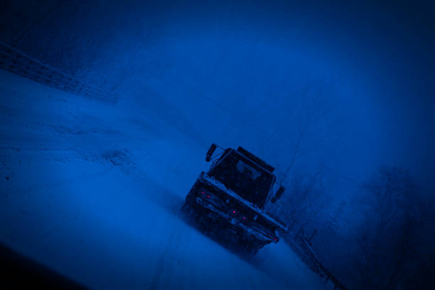 machine for processing and compacting snow slopes
