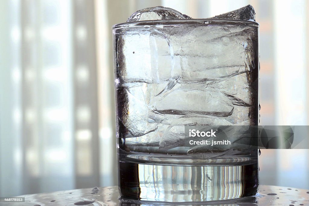유리컵 얼음 및 물 및/또는 보드카 - 로열티 프리 각얼음 스톡 사진