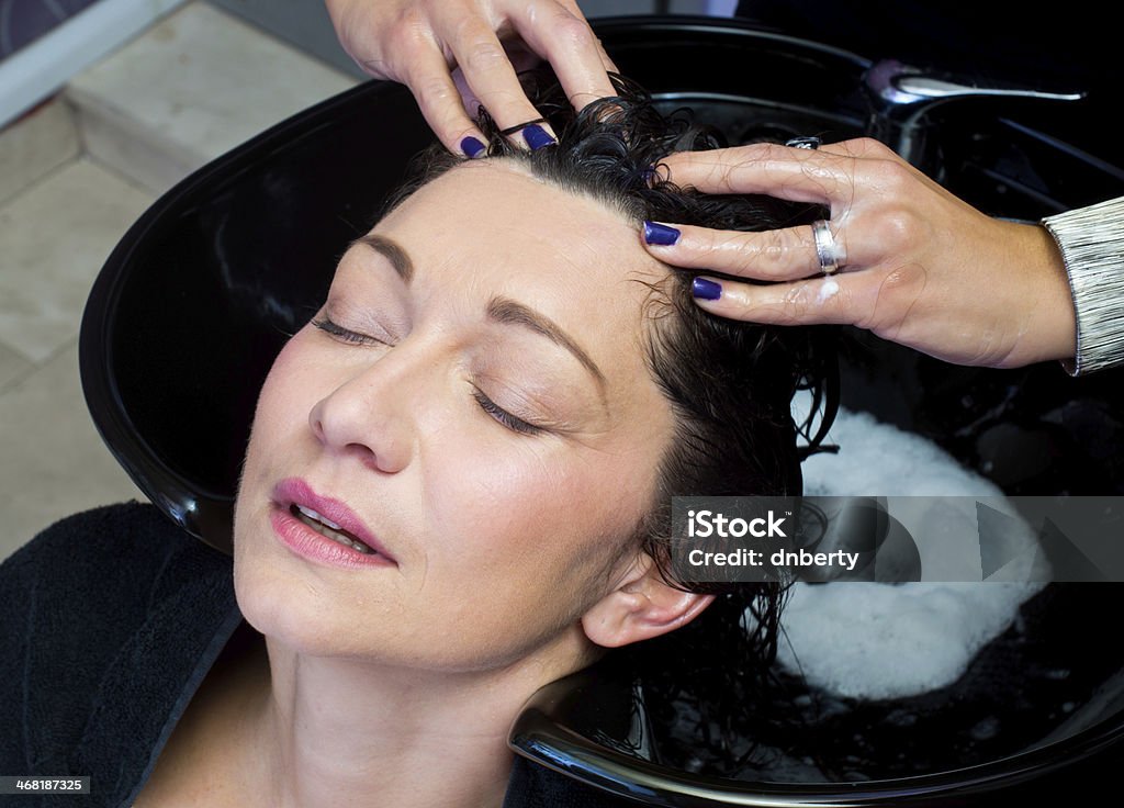 Se laver les cheveux et de massage - Photo de Salon de coiffure libre de droits